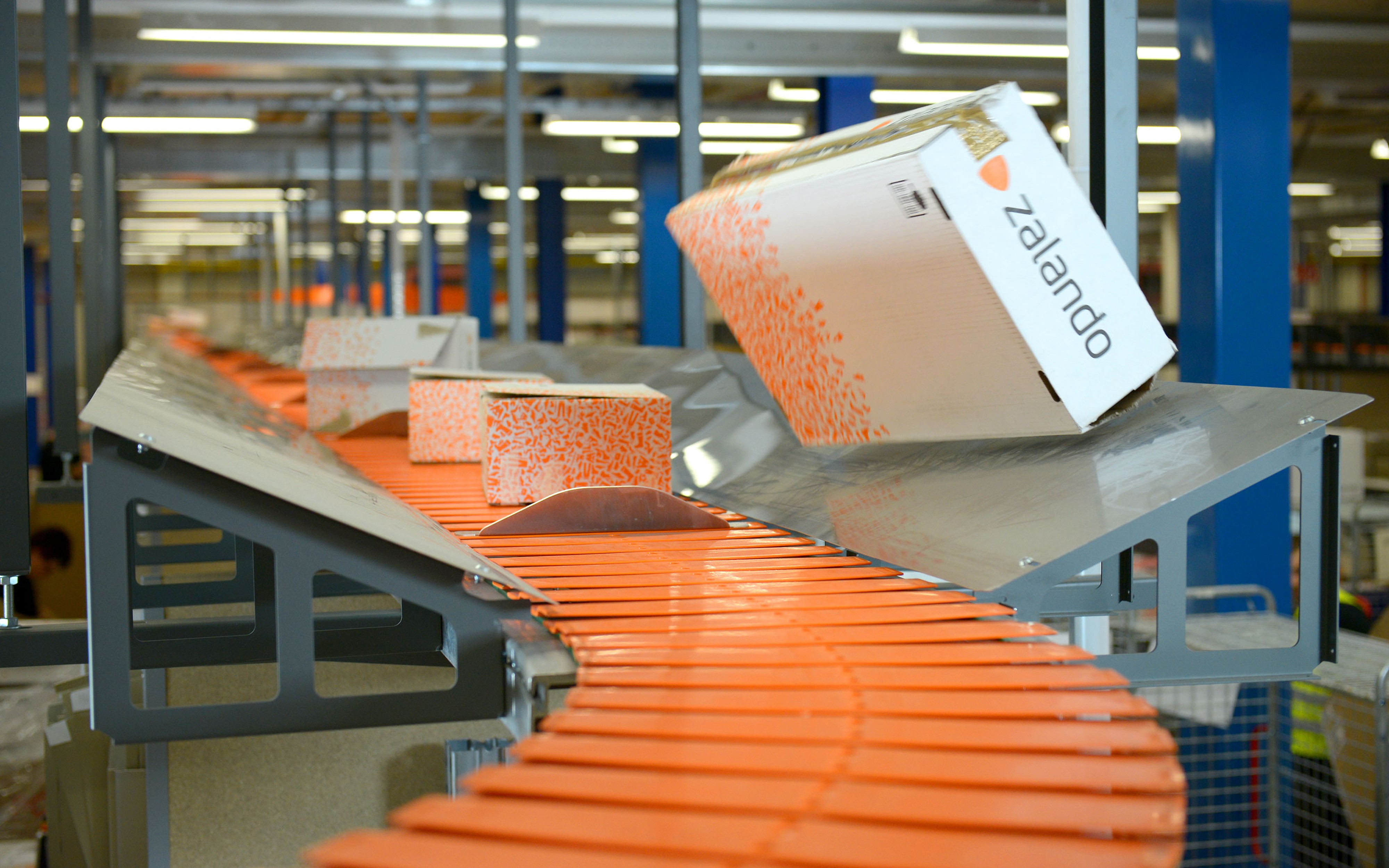 Multitud sueño Deudor Denipro instala en el centro logístico de Zalando en Erfurt (Alemania) un  sistema para eliminar cajas usadas - Consultoría & Consultores